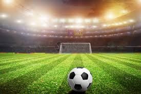 2020 赛季：道奇队在 Arlington 隔离赛区捧起奖杯，球员与家人隔空庆祝